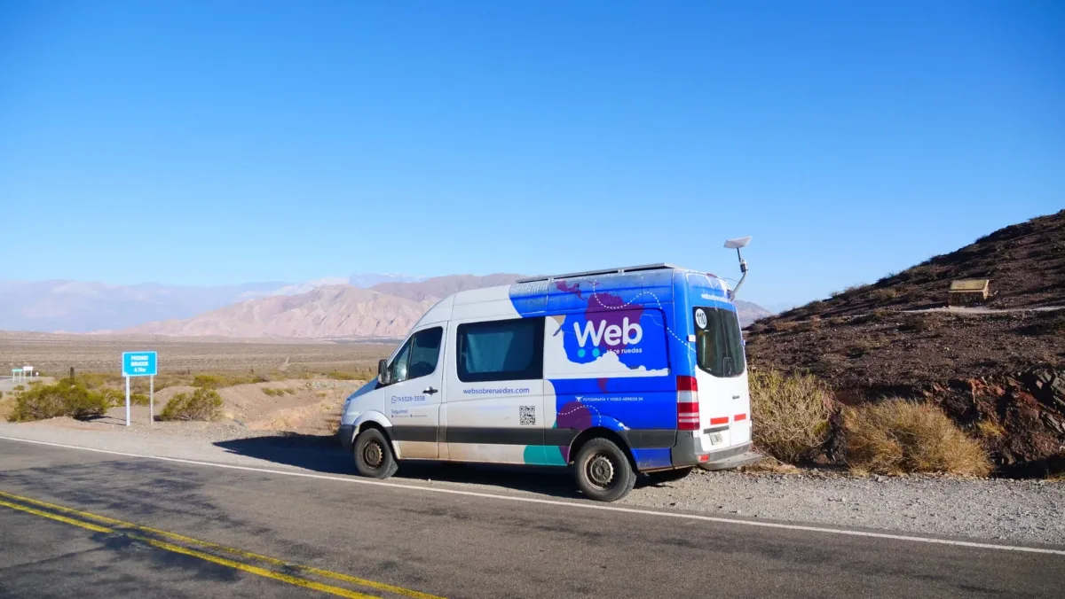 La unidad Sprinter de Web Sobre Ruedas con sus dos antenas Starlink